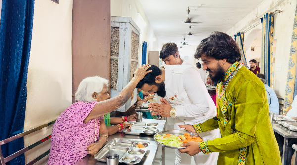 त्योहार और गरीबी: एक ऐसा सामाजिक दर्पण जो आत्मचिंतन की आवश्यकता को दर्शाता है